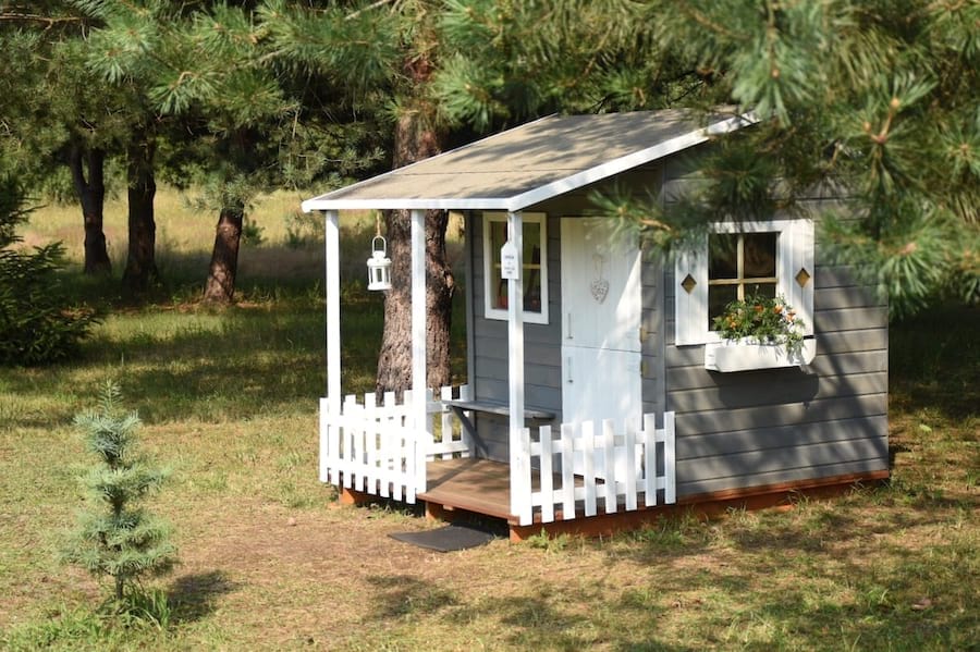 Drewniany domek dla dzieci ze zjeżdżalnią