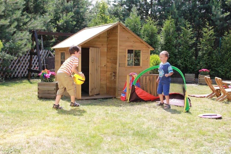 Drewniany domek dla dzieci ze zjeżdżalnią