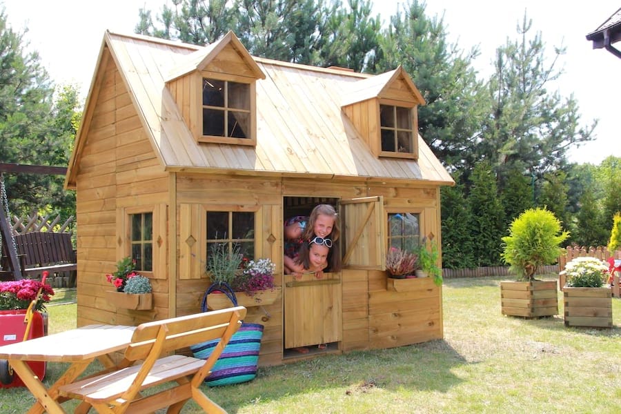 Drewniany domek dla dzieci ze zjeżdżalnią