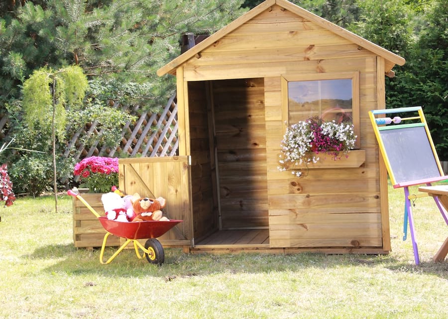 Drewniany domek dla dzieci ze zjeżdżalnią