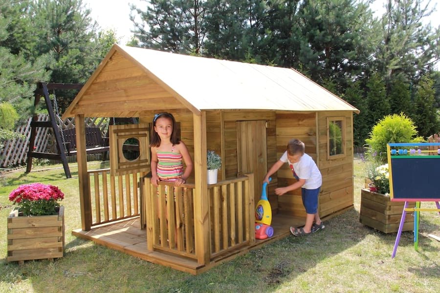 Drewniany domek dla dzieci ze zjeżdżalnią