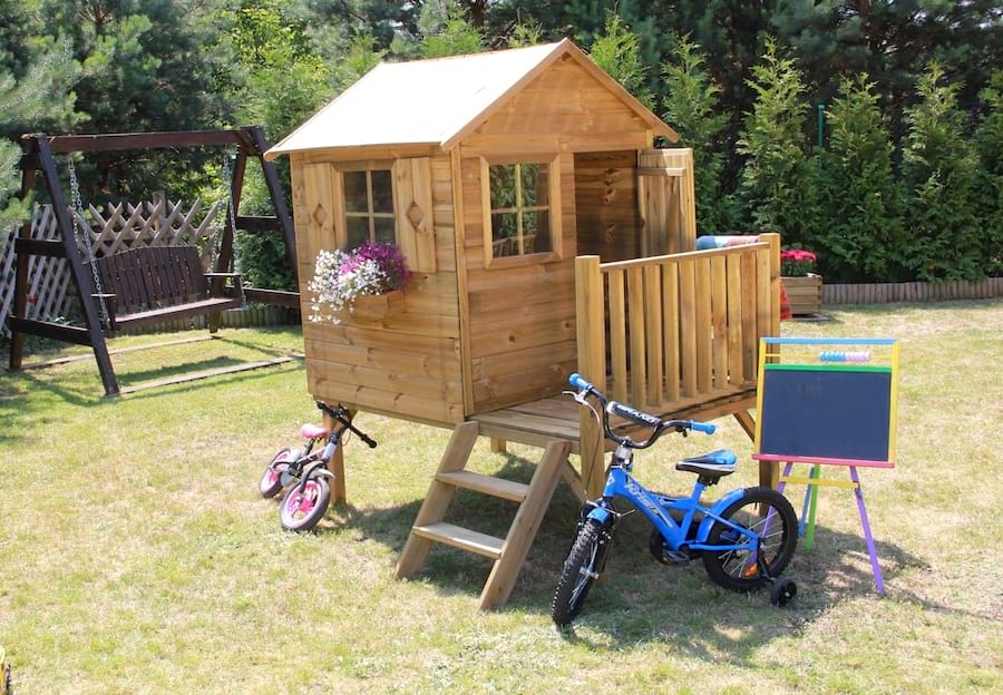 Drewniany domek dla dzieci ze zjeżdżalnią