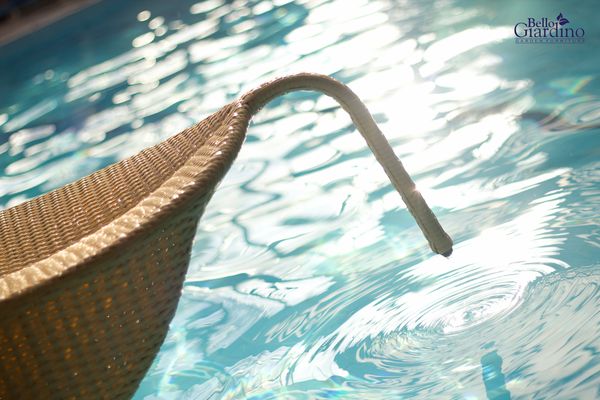 Łóżko leżanka ogrodowa Angelo przy wodzie