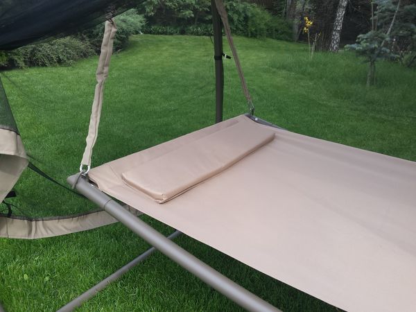 Huśtawka ogrodowa z moskitierą Naksos