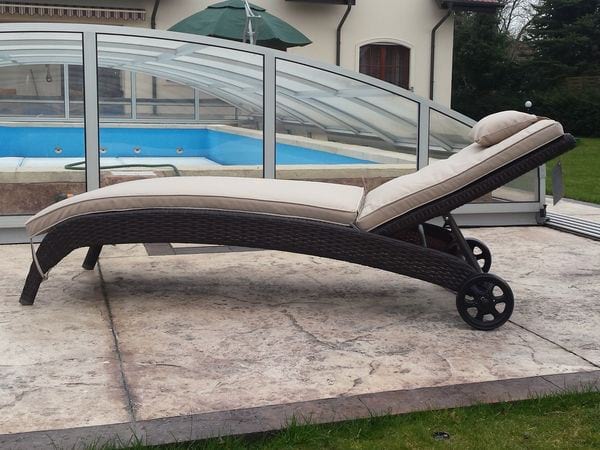Nowoczesny leżak ogrodowy technorattan Bali - kółka tylnie