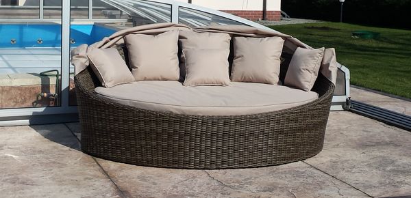 Łóżko ogrodowe z daszkiem Rawenna 2 przy basenie