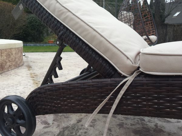 Regulacja oparcia nowoczesnego leżaka ogrodowego Bali