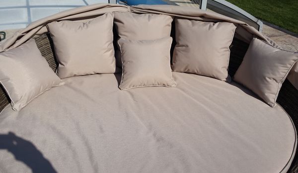 Zbliżenie na łóżko ogrodowe - leżankę Rawenna 2