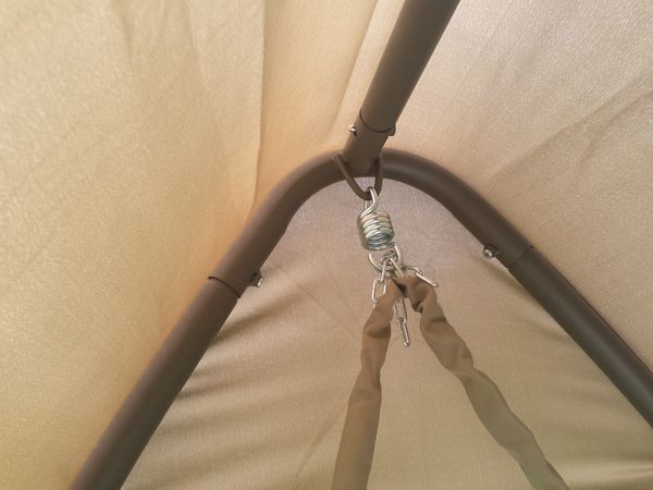 Zbliżenie na umocowanie hamaka Naksos do stelaża