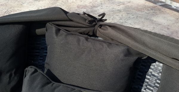 Zbliżenie na łóżko ogrodowe - leżankę Rawenna