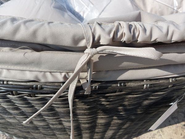 Zbliżenie na łóżko ogrodowe leżankę Rawenna 2