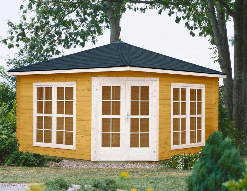 Kształt domku CYRANECZKA C sprawia, że może wypełnić przestrzeń w rogu działki, dzięki czemu zaoszczędzimy sporo miejsca. Wykonany z wysokiej jakości drewna swierkowego. Balik 40 milimetrowy zapewni odpowiednią stabilność oraz zmniejszony stopień przenikania ciepła.   Wewnątrz domku CYRANECZKA C znajduje się przestronne pomieszczenie o powierzchni 13,4 m2, w którym z powodzeniem można oganizować spotkania z przyjaciółmi, czy spędzać wolny czas na odpoczynku. Domek ma 400 cm szerokości i głębokości, a jego wysokość waha się między 217 cm, a 288 cm.     Niewątpliwą zaletą projektu są przestronne, dwuskrzydłowe drzwi oraz liczne, przestronne okna. Dzięki takiemu rozwiązaniu do wnętrza wpada mnóstwo promieni słonecznych, co sprawia, że wnętrze jest jasne i przyjazne dla osób korzystających. Konstrukcja wykonana z drewna świerku syberyjskiego jest niezwykle stabilna i trwała oraz odporna na wszelkie niekorzystne czynniki zewnętrzne.     Uwaga! Oferta nie dotyczy paneli podłogowych, pokrycia dachu gontem, ani usługi montażu.   Jeśli interesuje Państwa montaż domku - bardzo prosimy o przesłanie wiadomości na adres: sklep@meblobranie.pl - zaproponujemy dostępne możliwości oraz wycenimy usługę.  Oferowane domki drewniane poniżej 25m2 producenta Twoje domki nie wymagają uzyskania pozwolenia budowlanego.