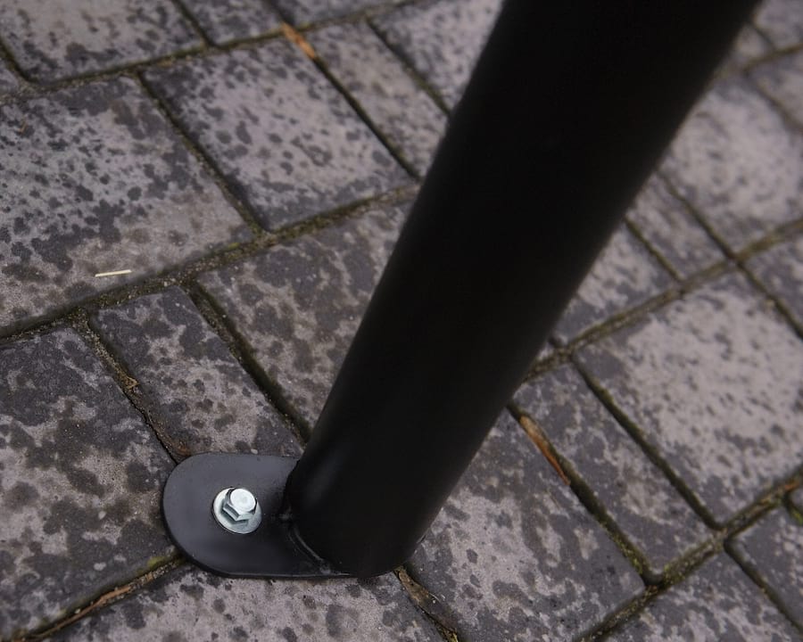 Ławka nowoczesna na rurach stalowych noga