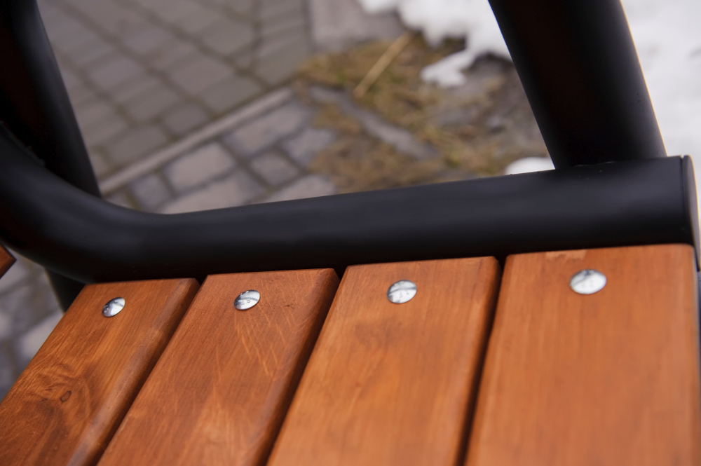 Ławka nowoczesna na rurach stalowych siedzisko