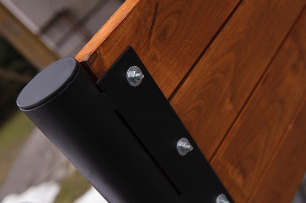 Ławka nowoczesna na rurach stalowych zbliżenie