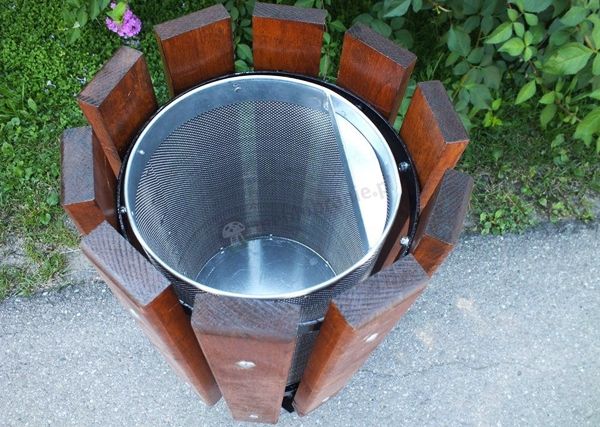 Wnętrze kosza na śmieci do wbetonowania z metalowym wkładem i popielniczką