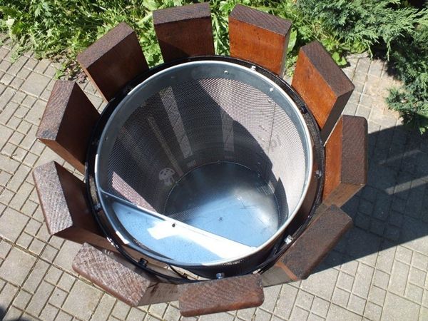 Kosz na śmieci stojący z metalowym wkładem i popielniczką wnętrze