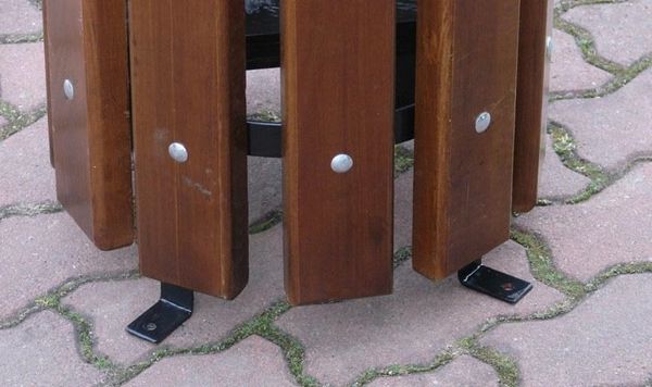 Deski w koszu na śmieci parkowym stojącym