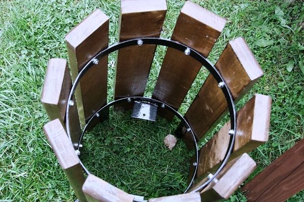 Wnętrze kosza na śmieci parkowego stojącego