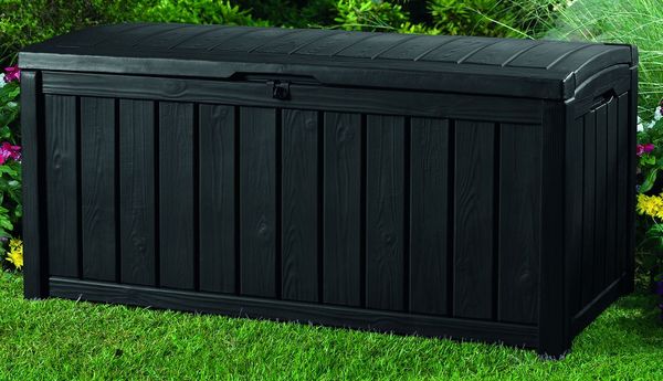Skrzynia do ogrodu Glenwood grafitowa na trawniku