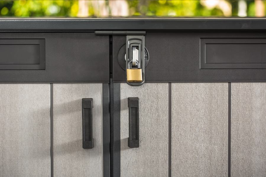 Zamykanie szafy ogrodowej Grande Store