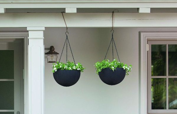 Wiszące donice Hanging Sphere Planter Keter na tarasie