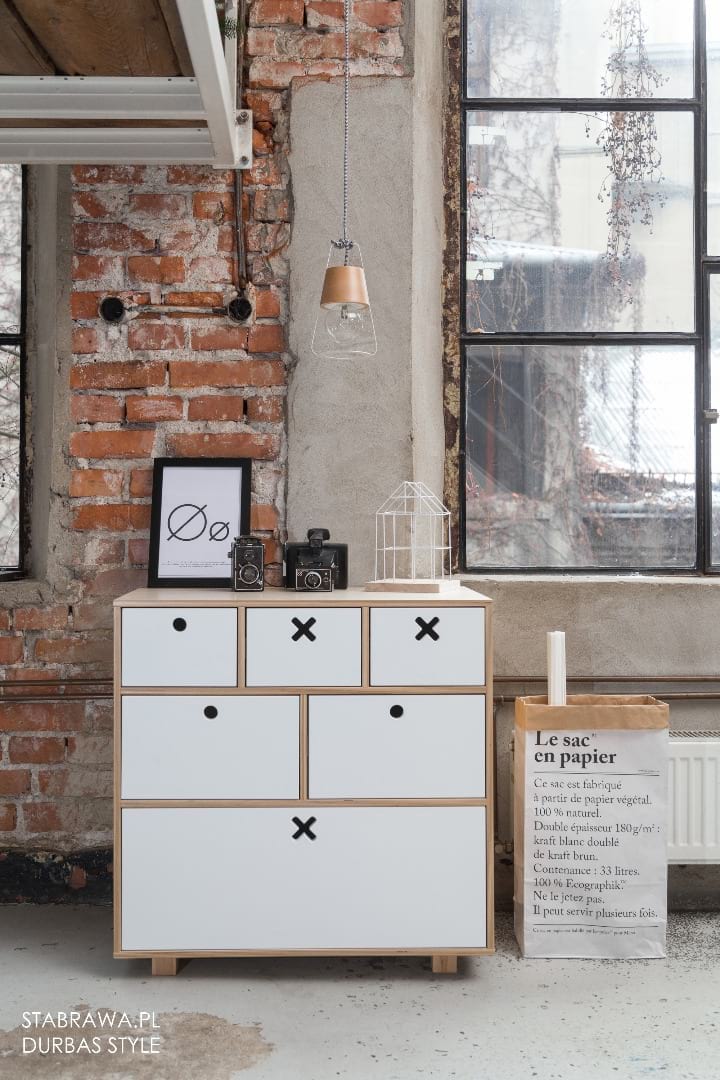 Komoda biała kółko i krzyżyk aranżacja