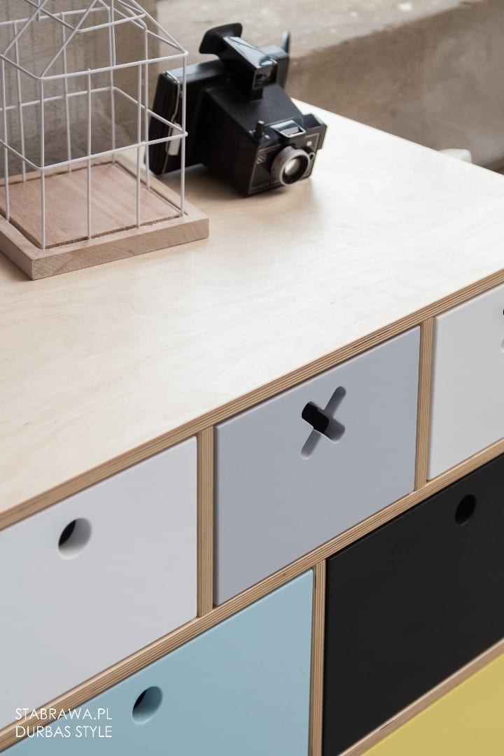 Wysoka kolorowa komoda kółko i krzyżyk