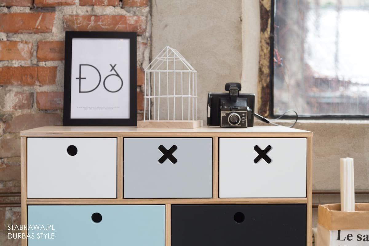 Komoda kolorowa wysoka kółko i krzyżyk 