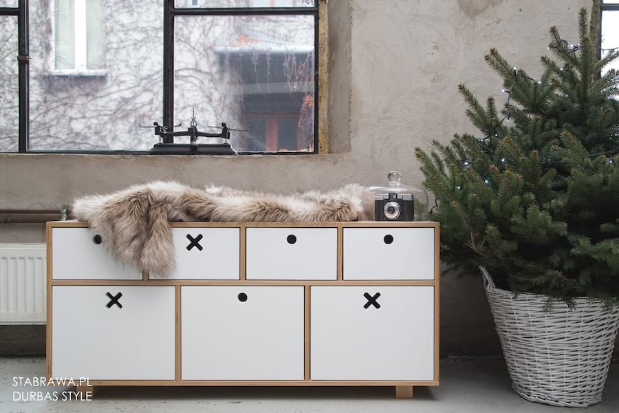 Biała komoda kółko i krzyżyk aranżacja