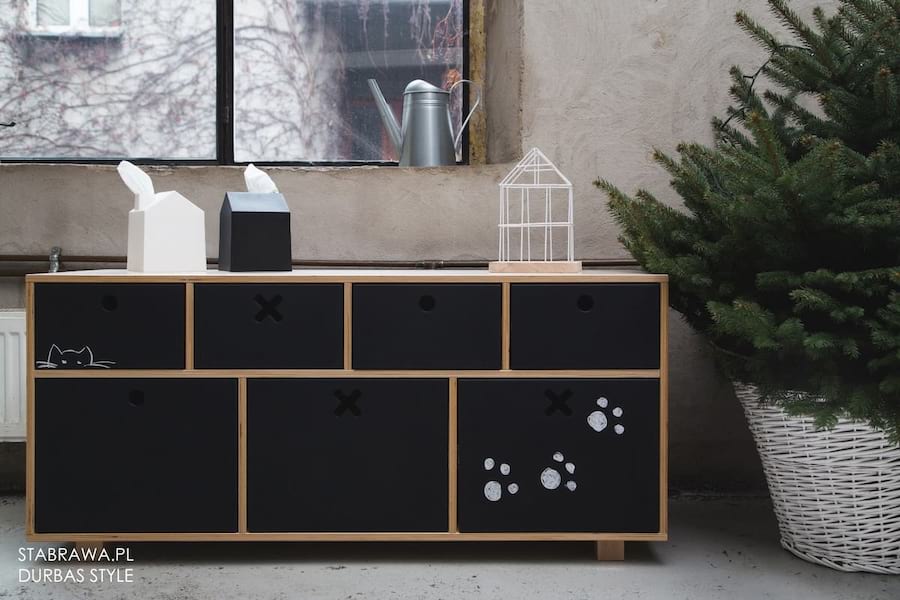 Czarna niska komoda kółko i krzyżyk aranżacja