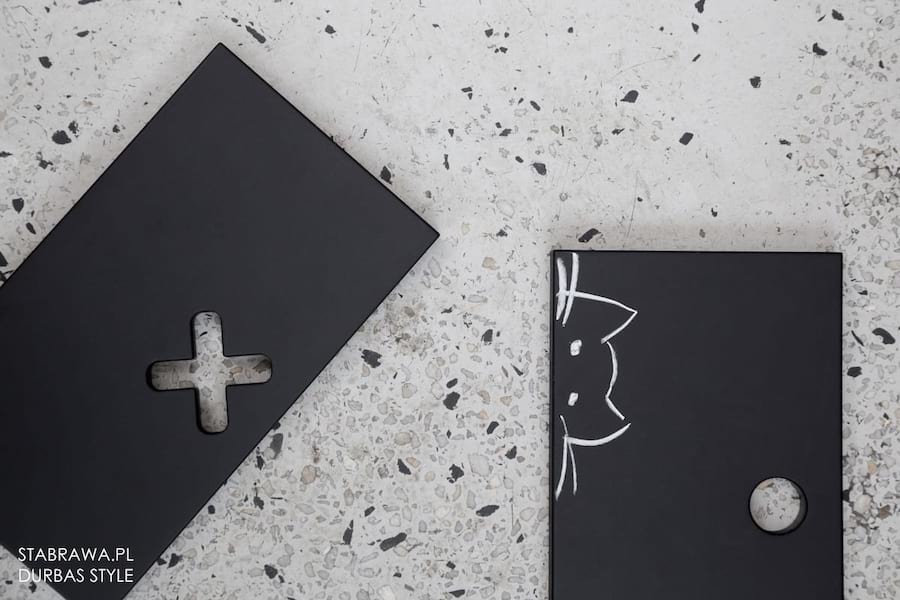 Czarna komoda kółko i krzyżyk fronty