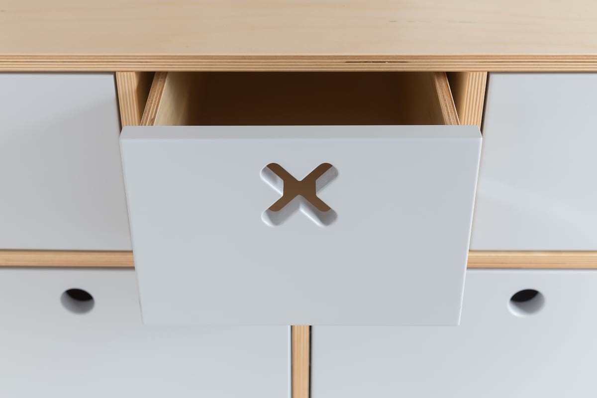 Komoda kółko i krzyżyk biała szuflady