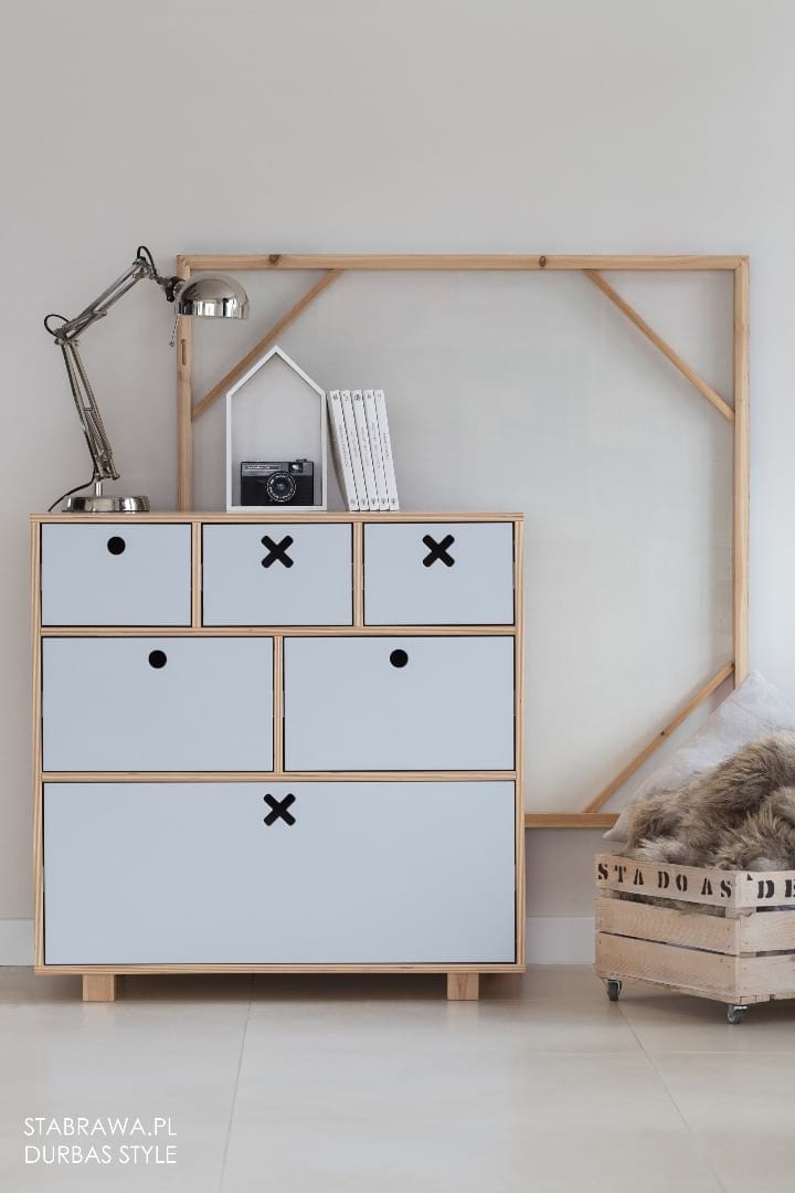 Szara komoda kółko i krzyżyk aranżacja