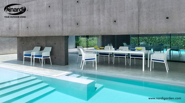 Fotele Nardi Net Relax przy basenie