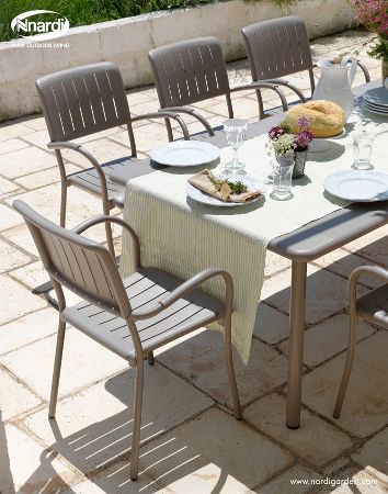 Krzesła Nardi Musa ustawione przy stole