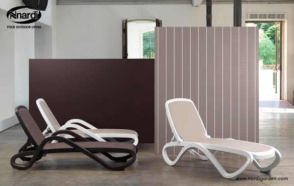 Nardi Alfa lekki leżak plażowy w nowoczesnej aranżacji
