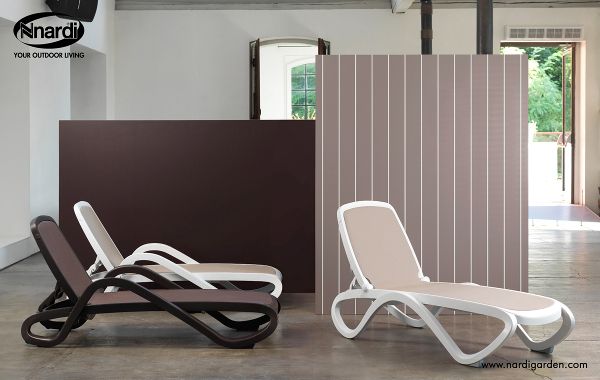 Nardi Omega plastikowy leżak ogrodowy w nowoczesnej aranżacji