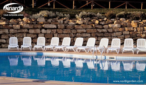 Nardi Tropico leżak z kółkami Antracite przy basenie