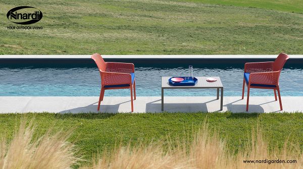 Nardi Aria 100 z fotelami przy wodzie