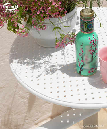 Nardi Step stolik ogrodowy okrągły w ogrodzie