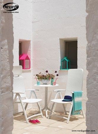 Nardi Step stolik ogrodowy okrągły w ogrodzie