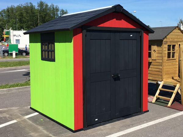 Pomalowane ściany domku na narzędzia do ogrodu Keter Oakland