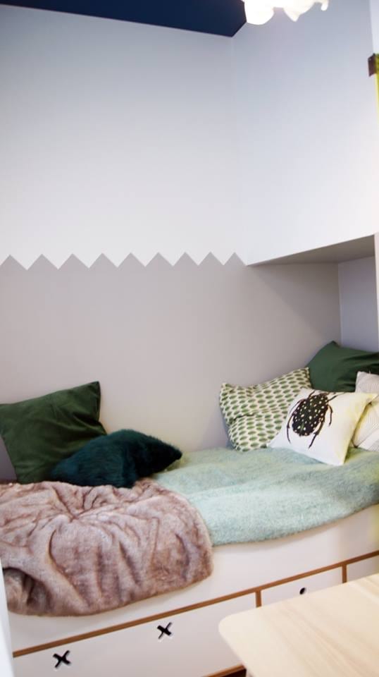 Łóżko kółko i krzyżyk białe aranżacja