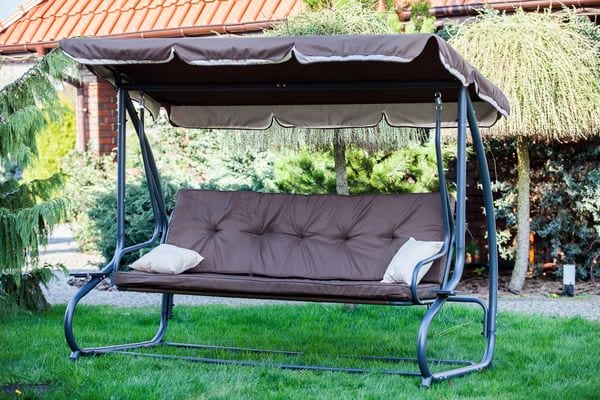 Huśtawka ogrodowa Cento brązowa w ogrodzie