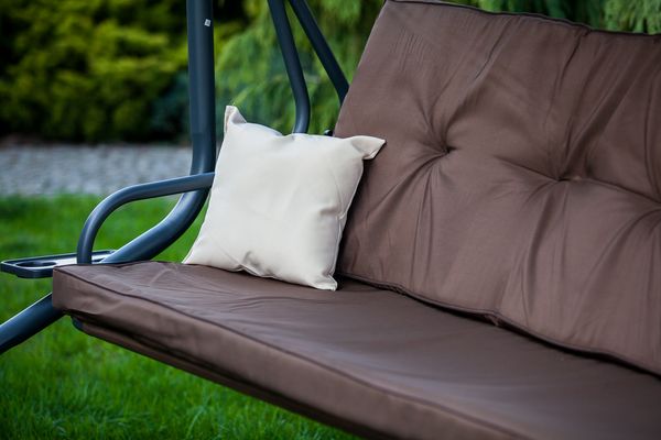 Huśtawka Cento brązowa - zbliżenie na siedzisko