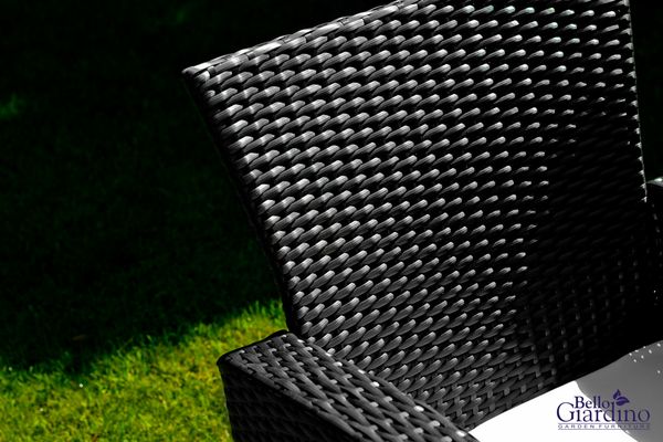 Zbliżenie na oparcie fotela z zestawu mebli technorattan Unico