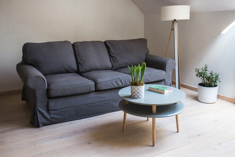 Stolik kawowy UFO Low w kolorze ciemnoszarym