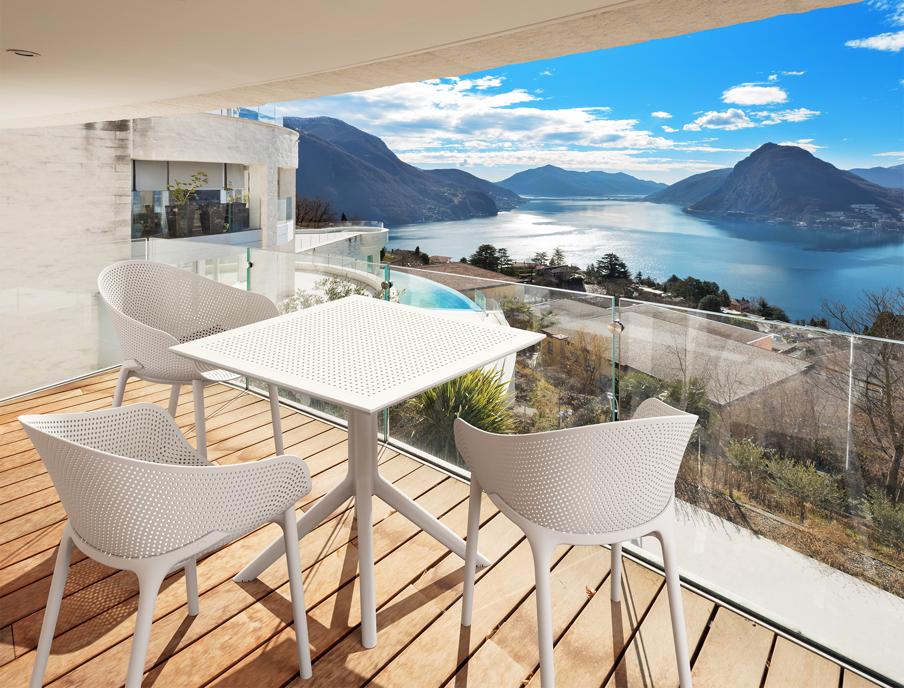 Aranżacja tarasu - Ażurowe krzesło z podłokietnikami Sky White