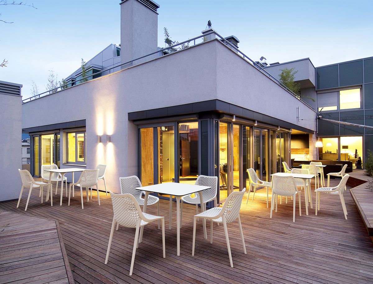 Air White - krzesło ogrodowe proste ażurowe z tworzywa aranżacja